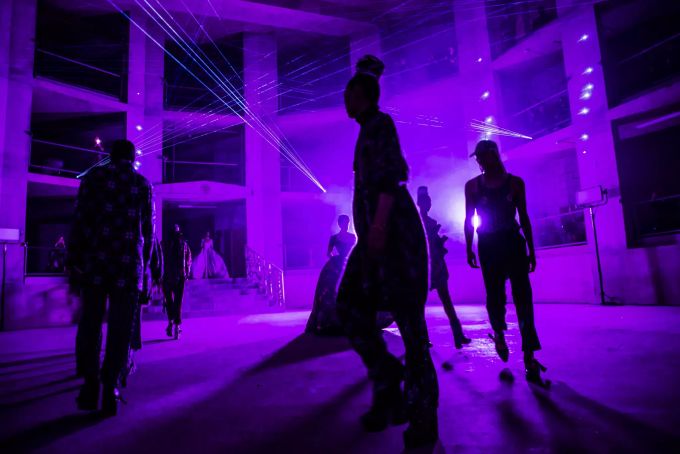 Models zeigen Kreationen von Edward Crutchley während seiner Show im Rahmen der London Fashion Week. london modewoche