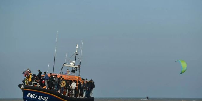Flüchtlinge auf dem Ärmelkanal Flüchtlinge auf dem Ärmelkanal