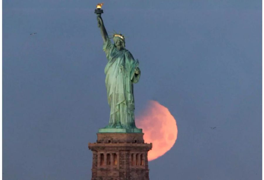 Hier ist der «Super-Blau-Blutmond» hinter Freiheitsstatue in New York (USA) zu sehen.