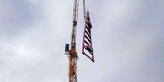 Hier wird die erste Schiene verlegt. Hier wird die erste Schiene verlegt.