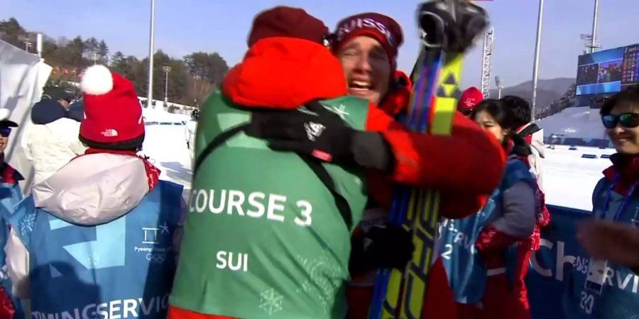 Von dem Emotionen übermannt: Dario Cologna, seines Zeichens vierfacher Olympiasieger, im SRF-Programm.