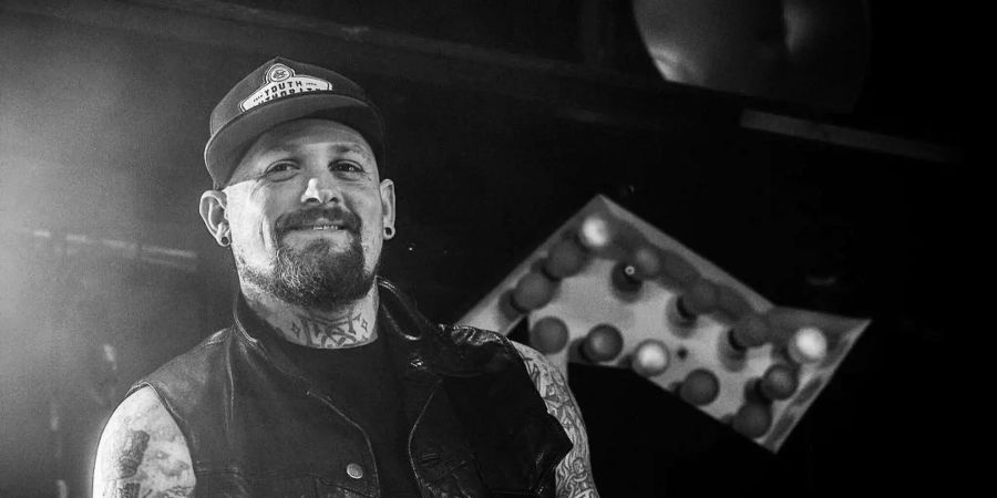 Der Gitarrist Benji Madden ist Teil der Band Good Charlotte und seit 2015 mit der Schauspielerin verheiratet.