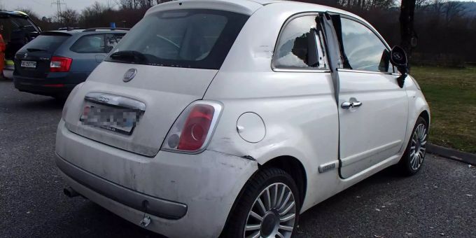 Lenzburg - Lastwagen drängt Auto ab