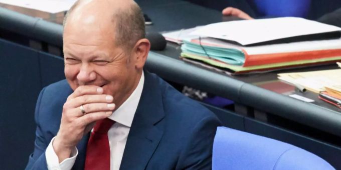 Der deutsche Finanzminister Olaf Scholz lachend im Parlament. Der deutsche Finanzminister Olaf Scholz lachend im Parlament.