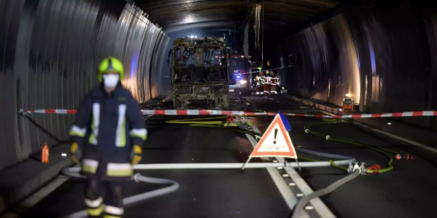 Ein Deutscher Bus ist im Bernardino-Tunnel in Brand geraten.