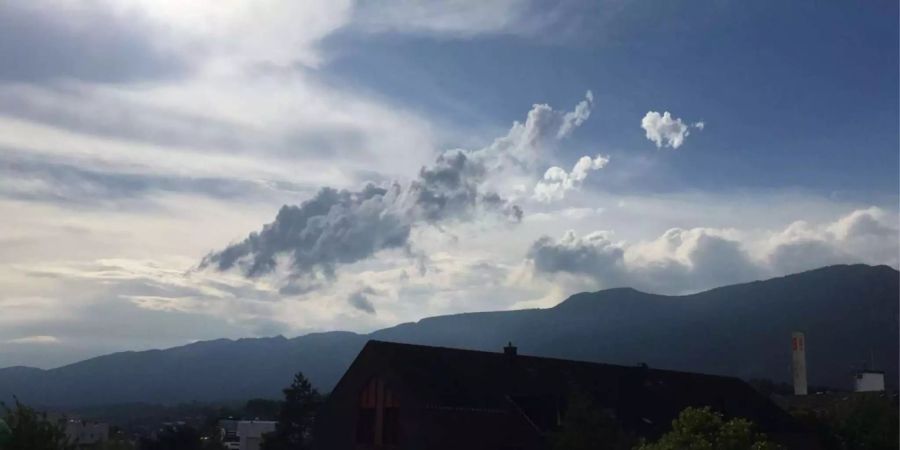 Über dem Jura stauen sich die ersten Wolken.