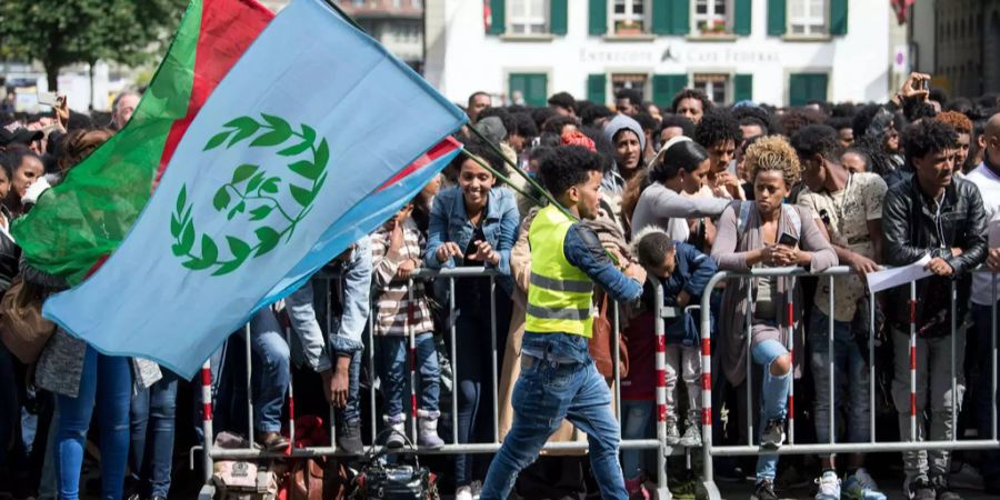 Eritreische Flüchtlinge demonstrieren und reichen eine Petition für eine humanere Flüchtlingspolitik ein, am Freitag, 18. Mai 2018, in Bern.