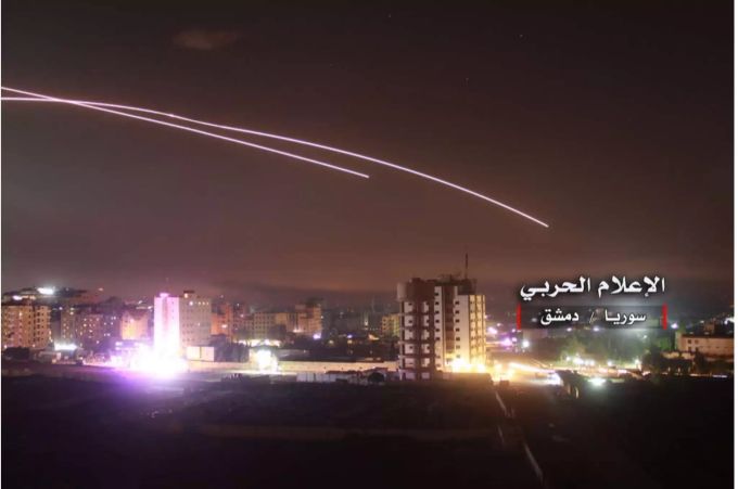 Beim von Israel gestarteten Angriff sollen nach Angaben von Menschenrechtlern 23, nach Angaben der syrischen Armee drei Menschen getötet worden sein. Beim von Israel gestarteten Angriff sollen nach Angaben von Menschenrechtlern 23, nach Angaben der syrischen Armee drei Menschen getötet worden sein.