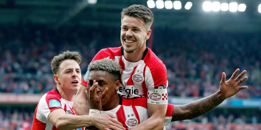 Die Spieler des PSV Eindhoven feiern den Sieg gegen Ajax und die Meisterschaft.