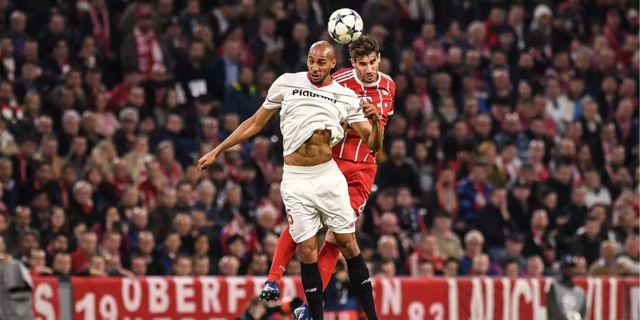 Steven N'Zonzi (Sevilla) und Bayerns Javi Martinez im Kopfballduell.