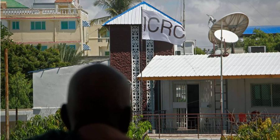 Blick auf das Gelände des Internationalen Komitees vom Roten Kreuz, an dem eine Flagge mit dem Kürzel «ICRC» hängt.