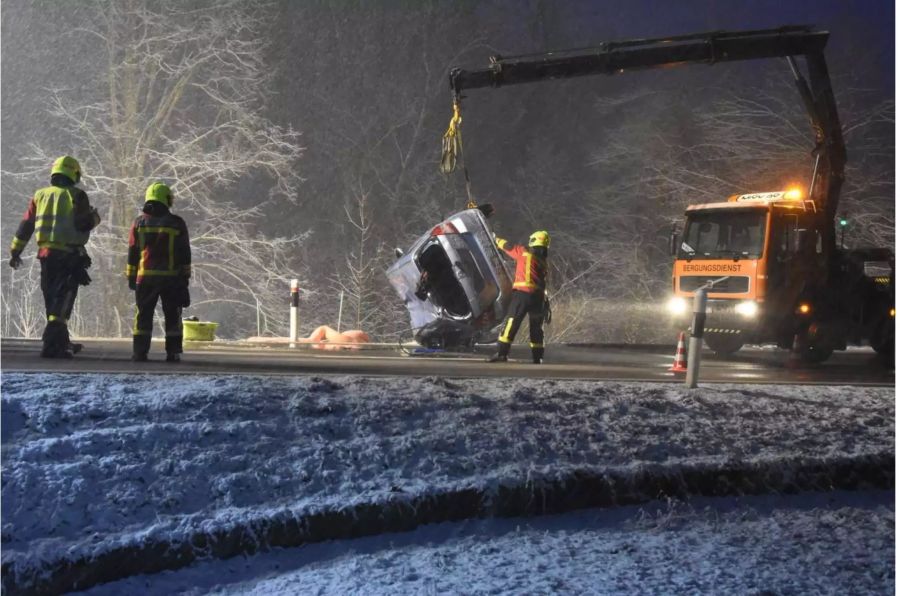 Zur Mithilfe bei der Bergung des Autos war die Flawiler Feuerwehr im Einsatz.