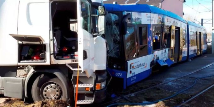 Beim Zusammenprall beider Fahrzeuge verletzten sich sieben Menschen. Beim Zusammenprall beider Fahrzeuge verletzten sich sieben Menschen.