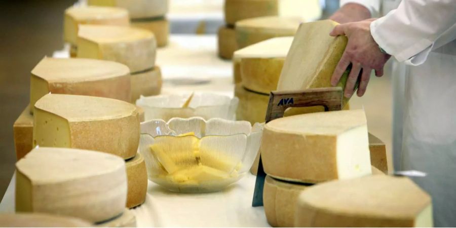 Im Jahr 2017 sind in der Schweiz pro Kopf 21,32 Kilogramm Käse verzehrt worden.