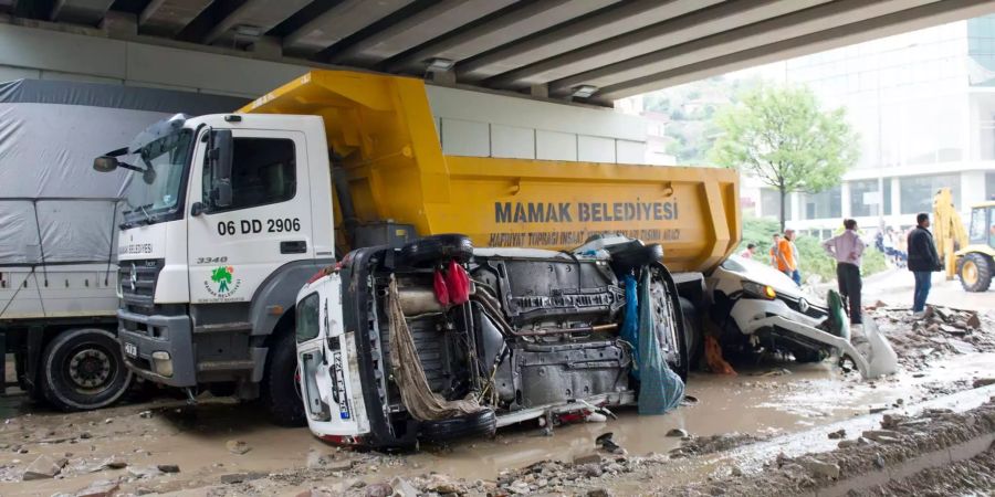 Die Flut riss über 100 Fahrzeuge mit und es gab mehrere Verletzte.