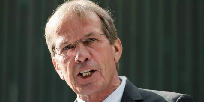 Hans-Rudolf Schwarz ist Direktor der Justizvollzugsanstalt Witzwil und hat klare Richtlinien, was auf dem Teller der Gefangenen landen soll (Archiv). Hans-Rudolf Schwarz ist Direktor der Justizvollzugsanstalt Witzwil und hat klare Richtlinien, was auf dem Teller der Gefangenen landen soll (Archiv).