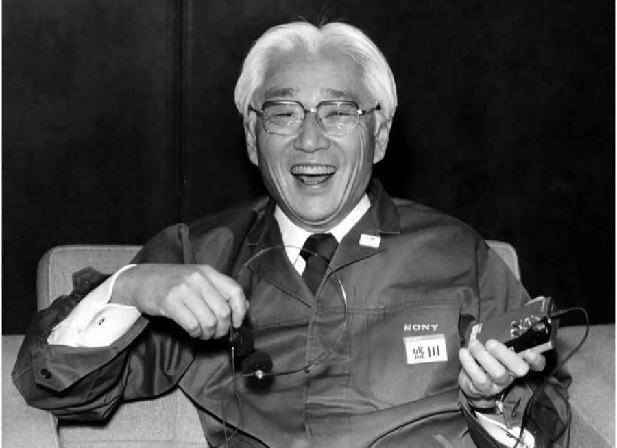 1982: Akio Morita zeigt den Walkman in Tokyo, Japan.