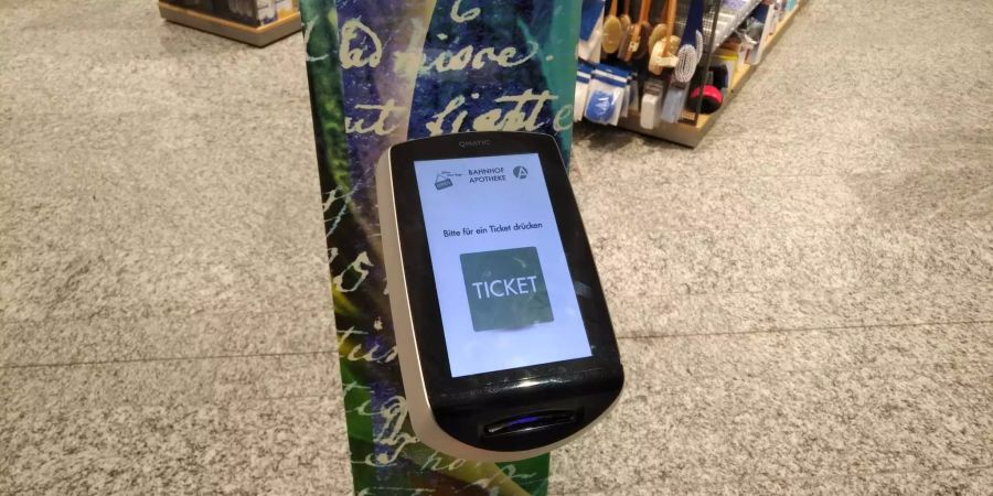 Ticketsystem mit Touchscreen in der Apotheke.