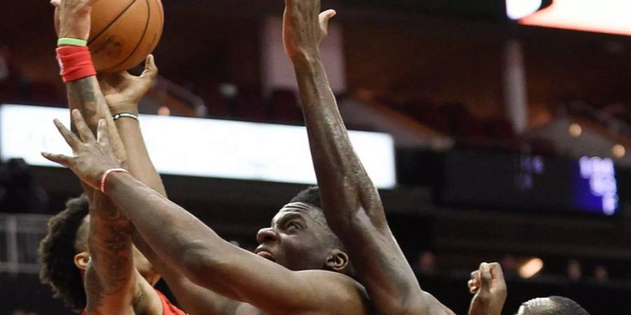 Voller Einsatz: Clint Capela (Mitte) setzt sich gegen zwei Gegenspieler durch.