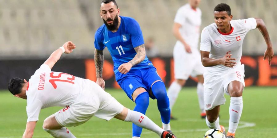 Blerim Dzemaili und Manuel Akanji stoppen gemeinsam Griechenlands Stürmer Kostas Mitroglou.