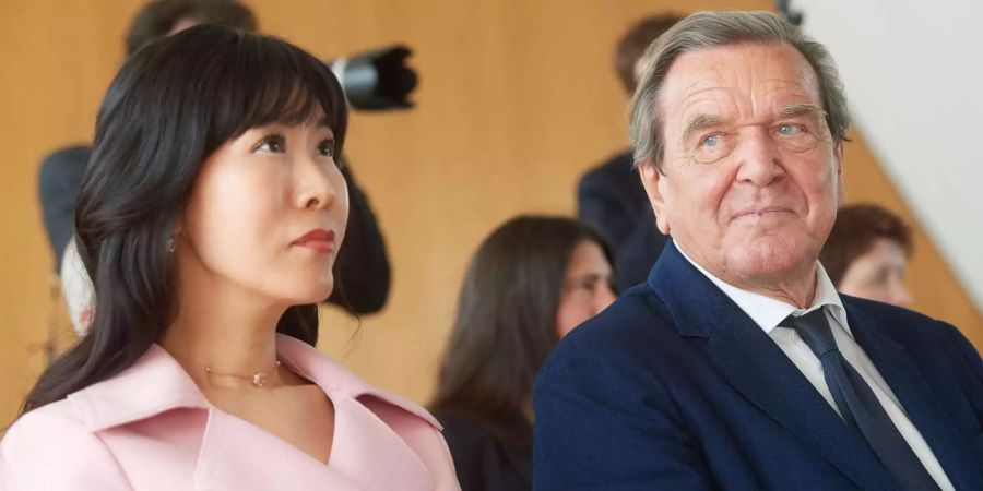 So Yeon Kim und Gerhard Schröder.