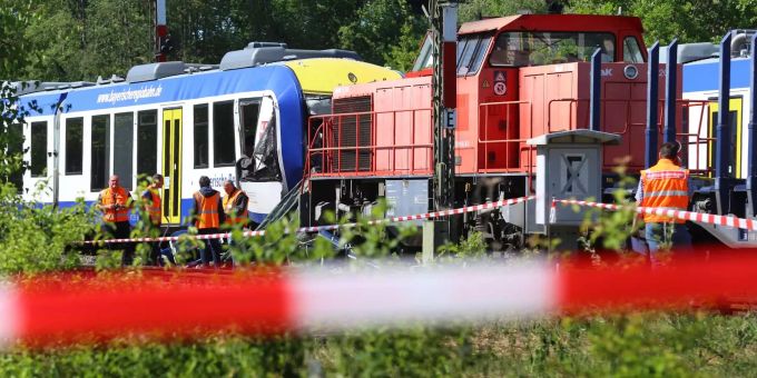 Nach dem Zugunglück in Bayern (DE) hat die Polizei den Fahrdienstleiter festgenommen. Nach dem Zugunglück in Bayern (DE) hat die Polizei den Fahrdienstleiter festgenommen.