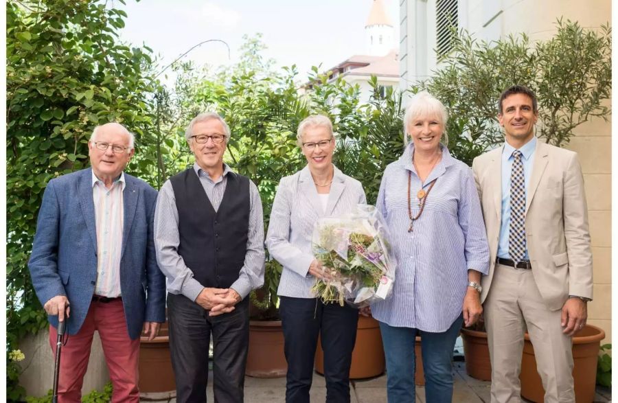 Foto mit den ehemaligen Vorstehern Peter Wyss und Hans Kelterborn, mit der 40-Jahr-Jubilarin Helene Wüthrich, mit der ehemaligen Vorsteherin Ursula Haller und Gemeinderat Roman Gimmel (von links nach rechts) (Bild: Ramon Lehmann)