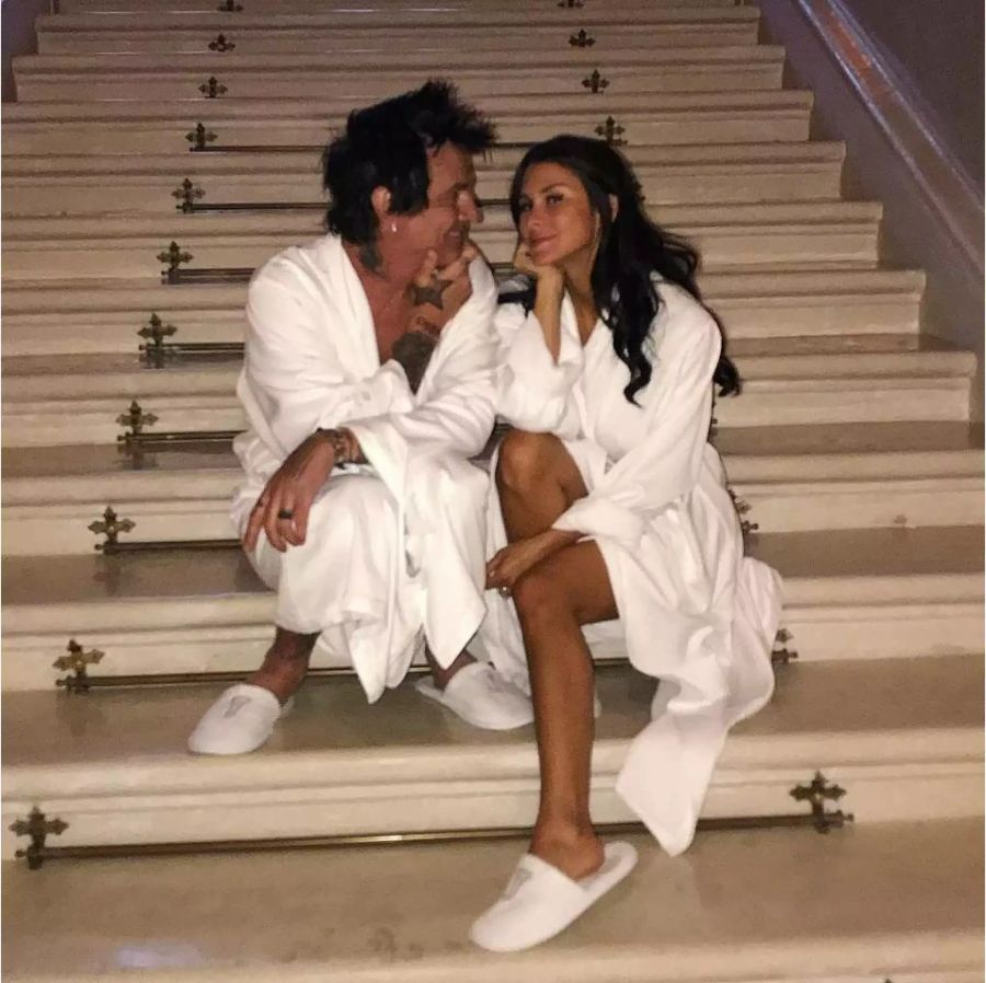 Beim vierten Mal nahm ers gemütlich: Rocker Tommy Lee heiratet Brittany Furlan in Schlappen und Bademantel.