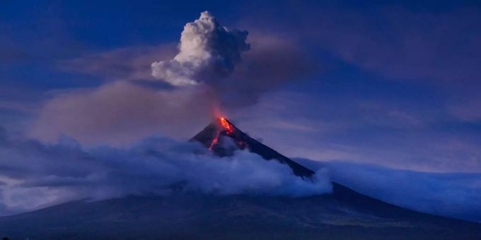Die philippinische Behörde senkt die Warnstufe des Vulkan Mayon. Die philippinische Behörde senkt die Warnstufe des Vulkan Mayon.