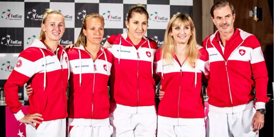 Das Fed Cup Frauenteam mit Jil Teichmann, Viktorija Golubic, Belinda Bencic (verletzt), Timea Bacsinszky und dem Teamchef Heinz Günthardt.