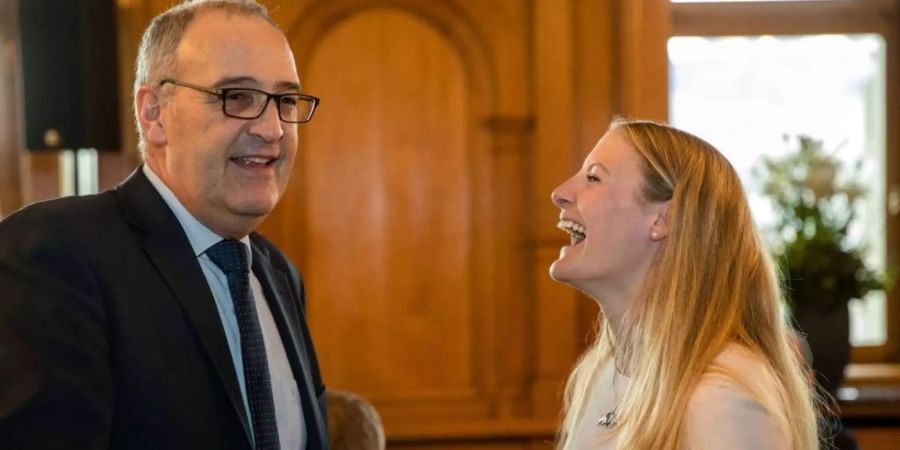 Sportminister Guy Parmelin und Alpin-Bronze-Gewinnerin Fanny Smith hatten beim Empfang am Mittwoch viel zu lachen. Auch wenn der Bundesrat Sport und Politik verbindet.