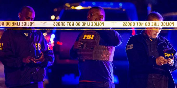 Polizisten in Austin sperren ein Gebiet ab Polizisten in Austin sperren ein Gebiet ab