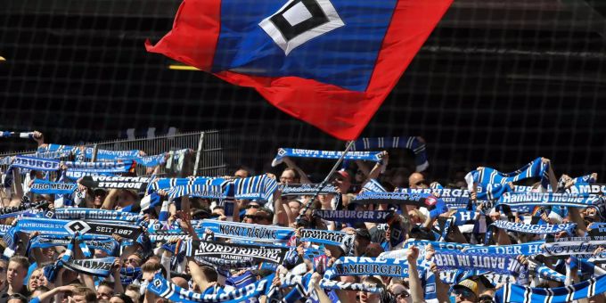 Der HSV lebt wieder – und so auch die Hoffnung der Fans. Dank einem 1:0-Sieg über Freiburg im Abstiegskampf und einem Ausrutscher vom VfL Wolfsburg ist das rettende Ufer für die Hamburger wieder in Sicht. Der Rückstand auf den Relegationsplatz – und die zwei Plätze davor – beträgt noch fünf Punkte. Der HSV lebt wieder – und so auch die Hoffnung der Fans. Dank einem 1:0-Sieg über Freiburg im Abstiegskampf und einem Ausrutscher vom VfL Wolfsburg ist das rettende Ufer für die Hamburger wieder in Sicht. Der Rückstand auf den Relegationsplatz – und die zwei Plätze davor – beträgt noch fünf Punkte.
