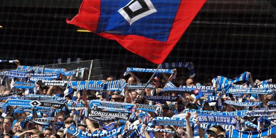 Der HSV lebt wieder – und so auch die Hoffnung der Fans. Dank einem 1:0-Sieg über Freiburg im Abstiegskampf und einem Ausrutscher vom VfL Wolfsburg ist das rettende Ufer für die Hamburger wieder in Sicht. Der Rückstand auf den Relegationsplatz – und die zwei Plätze davor – beträgt noch fünf Punkte.