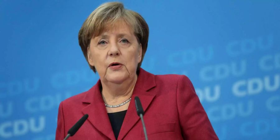 Angela Merkel bietet der SPD Sondierungsgespräche an.