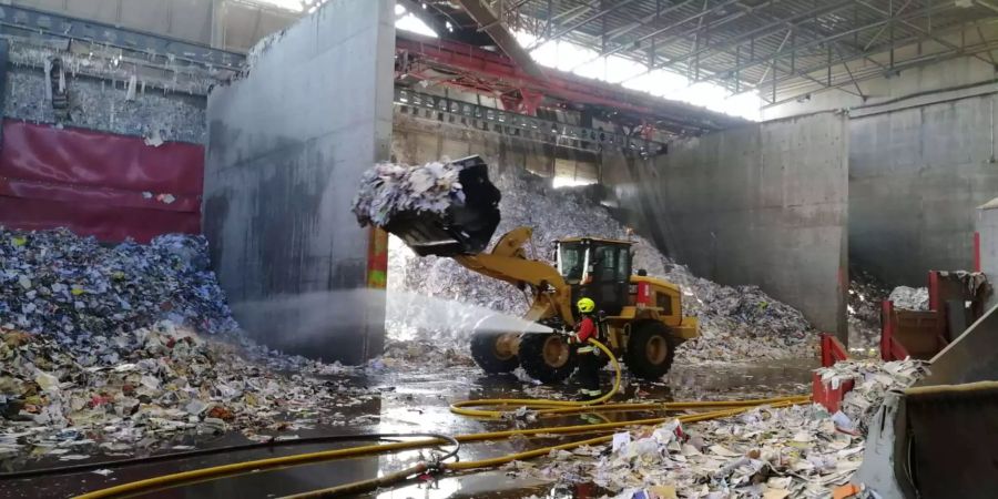 Innerhalb der Papierfabrik in Utzenstorf BE beginnen die Aufräumarbeiten nach dem Brand.
