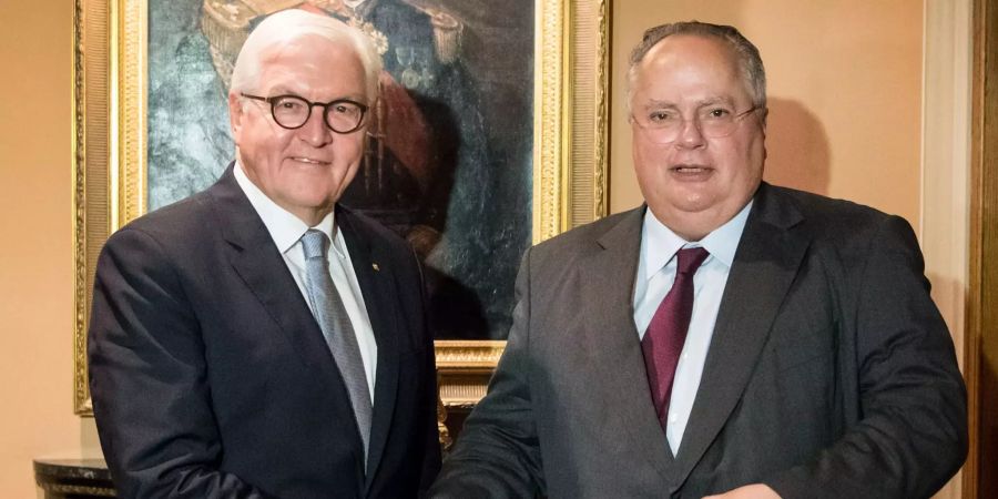 Frank-Walter Steinmeier (l) und der griechische Aussenminister Nikos Kotzias (r.) treffen sich zu einem Gespräch im Hotel Grande Bretagne in Athen.