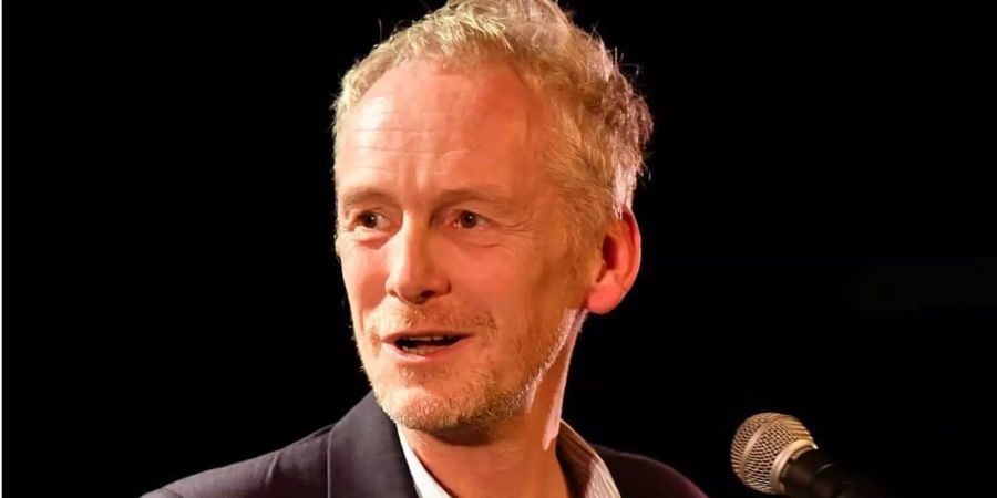 Der neue Intendant der Wiener Festwochen Christophe Slagmulyder steht vor Mikrofonen.