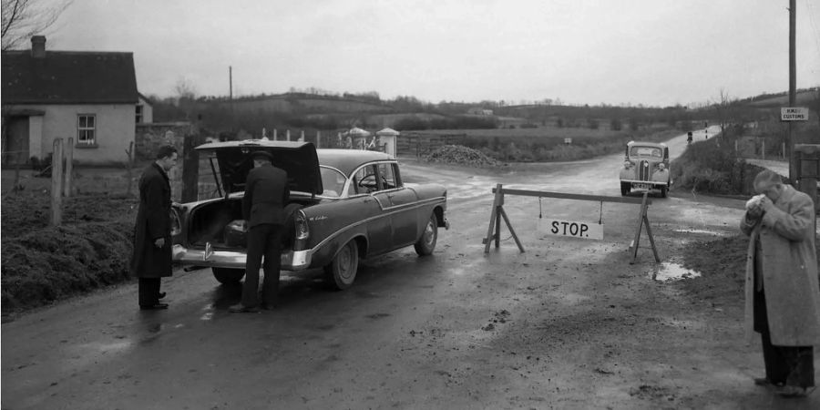 Ein Bild aus vergangenen Tagen: Ein Auto aus der Republik Irland wird 1957 an der Grenze zu Nordirland überprüft. Grenzkontrollen zwischen Nordirland und der Republik Irland könnten bald wieder Realität werden.