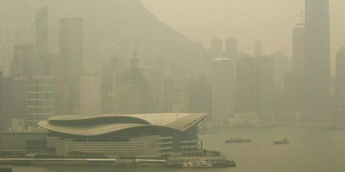 Rund 20'000 Tonnen undeklariertes Tetrachlorkohlenstoff (CCI4) gelangt jedes Jahr in China in die Luft. Ein dichte Suppe von Smog vernebelt die Skyline von Hongkong.