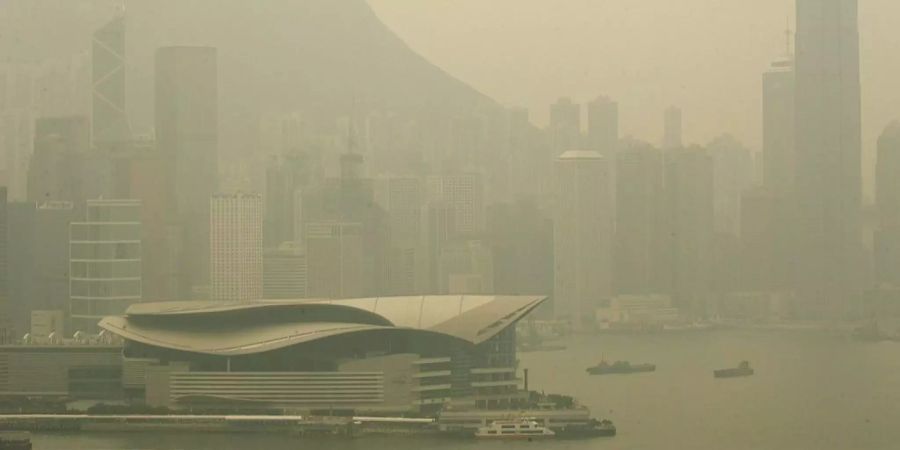 Ein dichte Suppe von Smog vernebelt die Skyline von Hongkong.