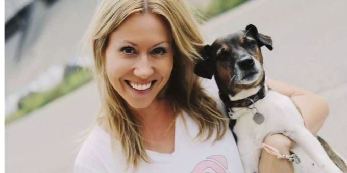 Moderatorin Sara Bachmann kuschelt mit Jack-Russell-Dame Aria. Moderatorin Sara Bachmann kuschelt mit Jack-Russell-Dame Aria.