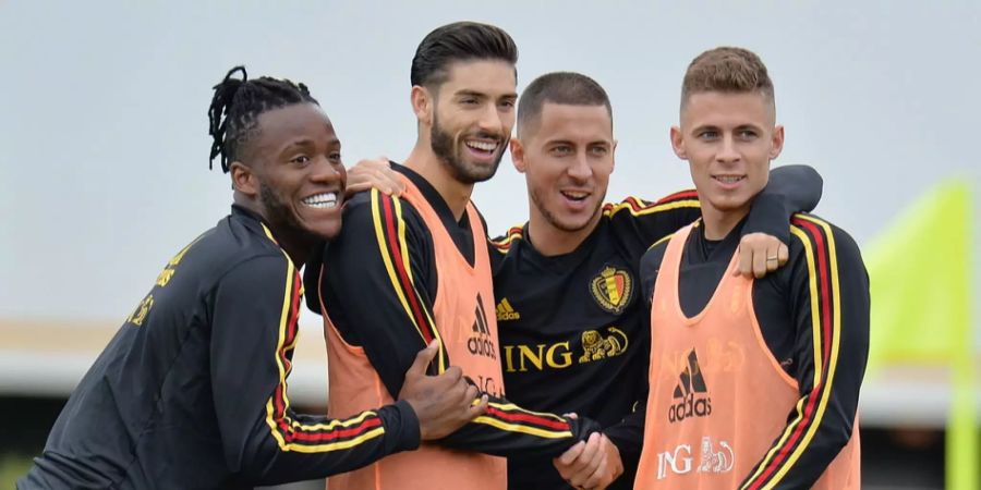 Thorgan (rechts) und Eden (2. von rechts) Hazard mit Michi Batshuayi (links) und Yannick Carrasco albern im Training der belgischen Fussballnationalmannschaft herum.