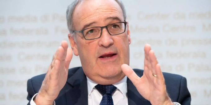 Bundesrat verlängert Kurzarbeitsregime. Guy Parmelin begründete die Entscheidung vor den Medien. Bundesrat verlängert Kurzarbeitsregime