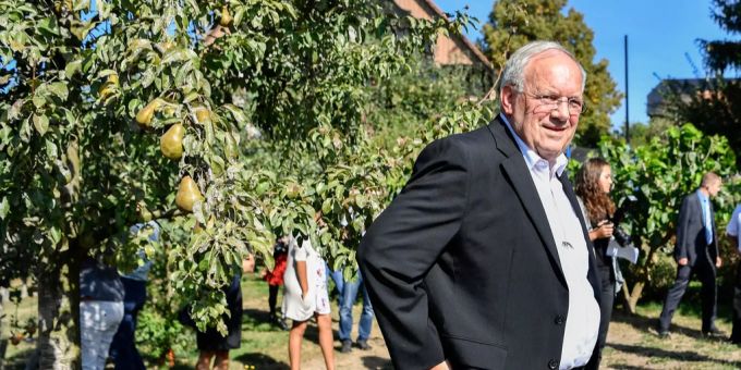 Bundesrat Johann Schneider-Ammann bei einem Besuch eines Landwirtschaftsbetriebs. Bundesrat Johann Schneider-Ammann bei einem Besuch einen Landwirtschaftsbetrieb.