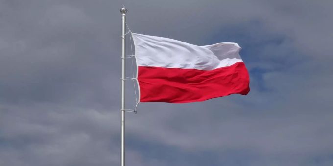Laut Umfragen steht vor der Stichwahl um das Präsidentenamt in Polen ein äusserst enges Duell bevor. (Symbolbild) Flagge von Polen