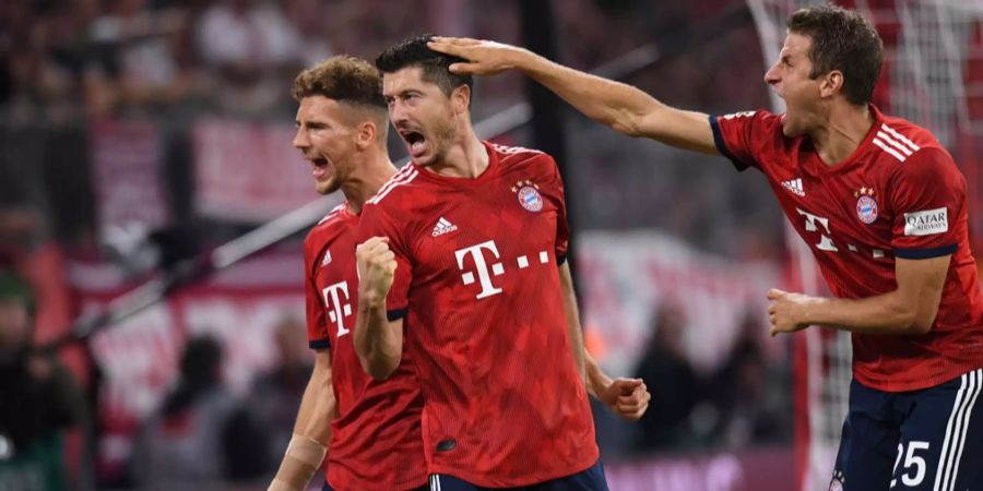 Leon Goretzka, Robert Lewandowski und Thomas Müller bejubeln den wiederholten Penalty.