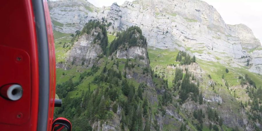 Blick aus einem Rega-Helikopter auf das Gebirge bei Walenstadt SG.