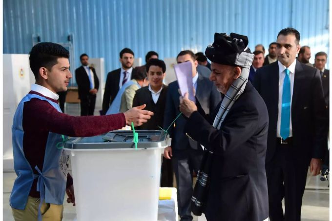 Ashraf Ghani (2.v.r), Präsident von Afghanistan, gibt in einem Wahllokal seine Stimme ab. Ashraf Ghani (2.v.r), Präsident von Afghanistan, gibt in einem Wahllokal seine Stimme ab.