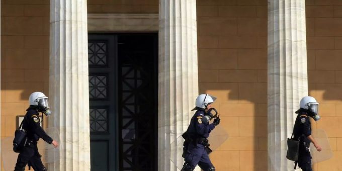 Polizisten vor dem griechischen Parlamentsgebäude in Athen. Polizisten vor dem griechischen Parlamentsgebäude in Athen.